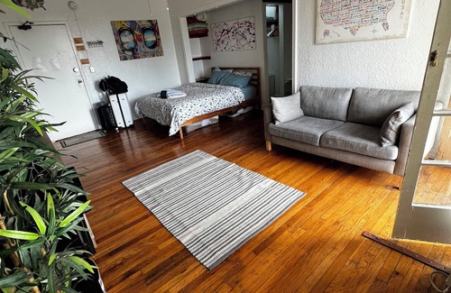 Hollywood Hills Apartment | Charming studio with lovely balcony in Hollywood Hills!