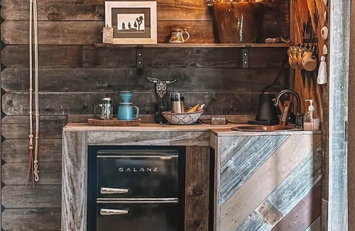 Pioneertown House | Walk to Pappy & Harriets, Pool, Bar, Game Room & Views · Know Where Ranch