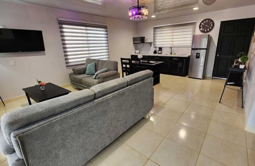 Penjamo House | Charming Tropical Noir, 2-bedroom house with AC, WiFi