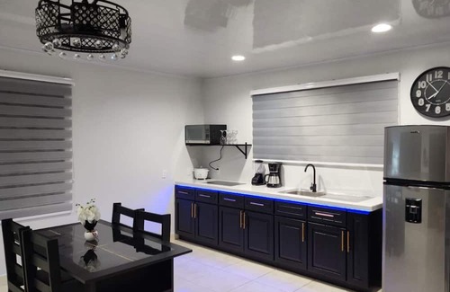 Penjamo House | Charming Tropical Noir, 2-bedroom house with AC, WiFi