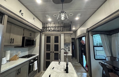 Pierson RV Rental | Cozy campground in charming Pierson with AC, WiFi