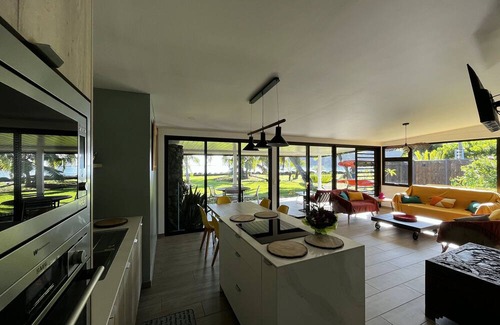 Tahiti House | NEW Luxury & Modern FARE MAOTI, A/C, Wifi, Private Parking, Private Beach Access