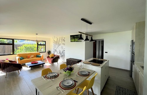 Tahiti House | NEW Luxury & Modern FARE MAOTI, A/C, Wifi, Private Parking, Private Beach Access