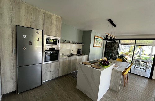 Tahiti House | NEW Luxury & Modern FARE MAOTI, A/C, Wifi, Private Parking, Private Beach Access