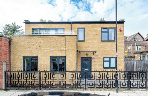 Tottenham House | Vibrant 3-bedroom house in wonderful London with WiFi