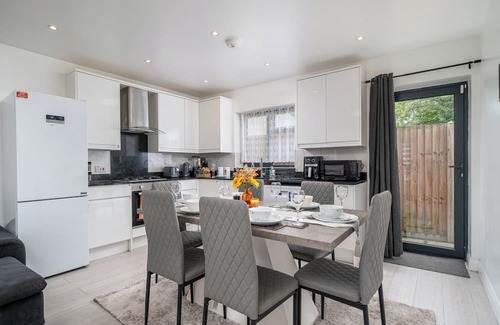 Tottenham House | Vibrant 3-bedroom house in wonderful London with WiFi