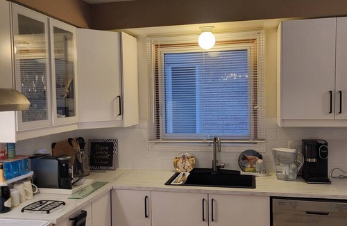 Hamilton House | 5 minutes to Limeridge Mall, and to the hyways to Niagara Falls, to Toronto