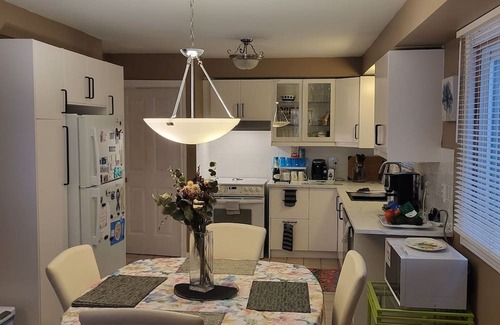 Hamilton House | 5 minutes to Limeridge Mall, and to the hyways to Niagara Falls, to Toronto