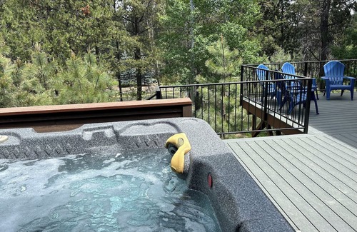Three Rivers House | Charming 2-bedroom house in welcoming Bend/Sunriver area with WiFi, AC