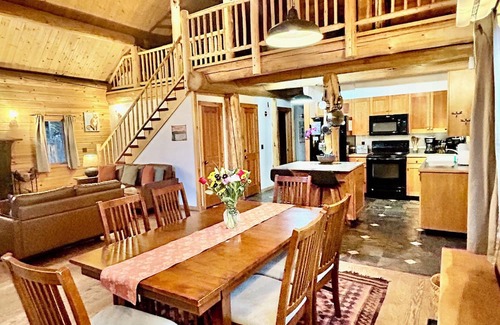 Three Rivers House | Charming 2-bedroom house in welcoming Bend/Sunriver area with WiFi, AC