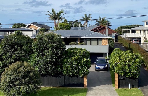 Omanu House | Valley Road Beach house - central Mt location & only 200 mtrs from beach