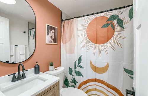 Lincoln Apartment | Room 101 - Fully renovated suite in terrific Lincoln with Wifi & King-Size Bed