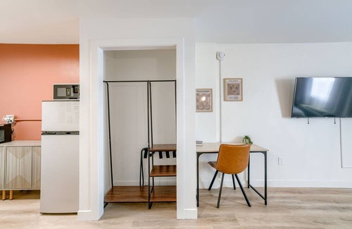 Lincoln Apartment | Room 101 - Fully renovated suite in terrific Lincoln with Wifi & King-Size Bed
