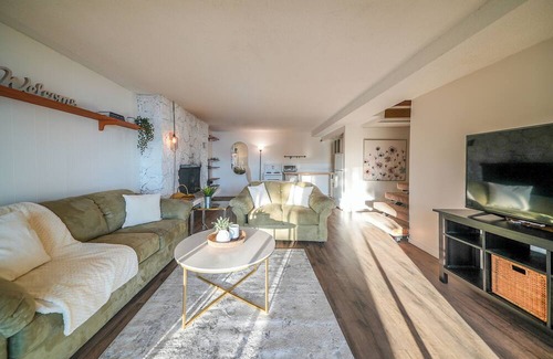 District of North Vancouver Cabin | The Beachfront Cabin at Belcarra