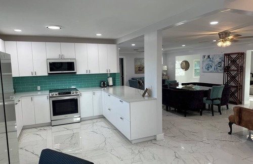 Lake Worth Corridor House | Fabulous 5-bedroom house in Lake Worth Beach next to lake fishing
