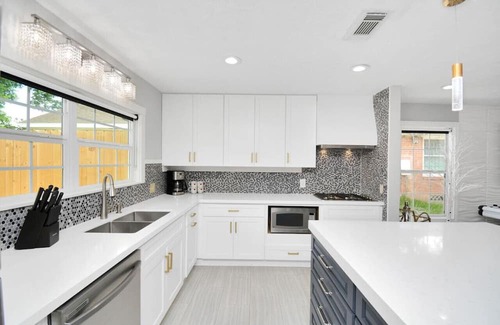 MacGregor House | Sleeps 20~7BD5BA Min to UH, TSU&TX Medical Center