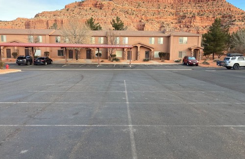 Kanab House | Cozy condo, hot tub, exercise room, parking , close to town, and trails