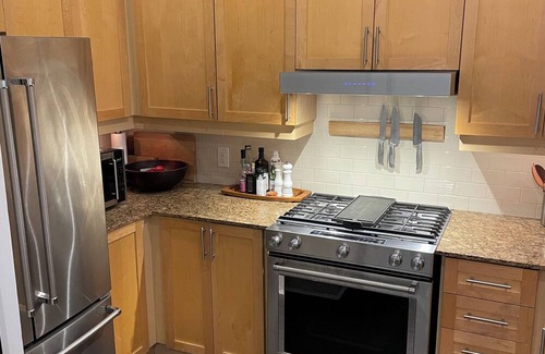 Midtown Toronto Condo | Corporate living at the crossroads of the Annex and Yorkville (long term rental)