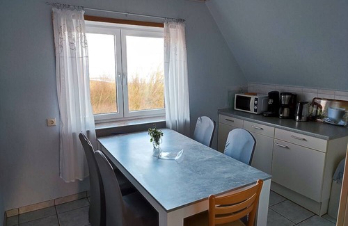 Hallig Langeneß Apartment | Apartment 'Fewo1 Wester - Hever' with Shared Terrace and Wi-Fi