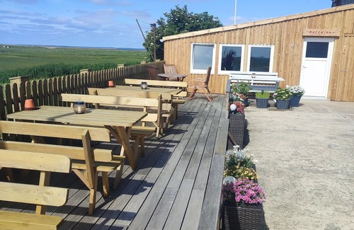 Hallig Langeneß Apartment | Apartment 'Fewo1 Wester - Hever' with Shared Terrace and Wi-Fi