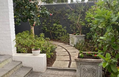 Claremont House | Beautiful home with Pool and views of Table Mountain