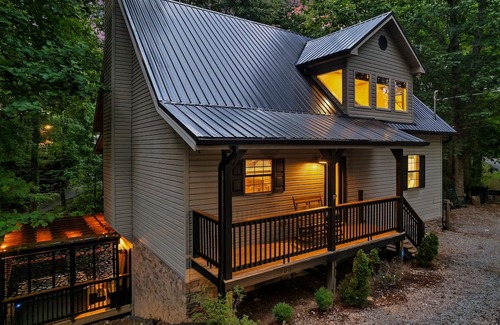 Chalet Village Cabin | Holiday Paradise|5 Min to Downtown|Movie Room