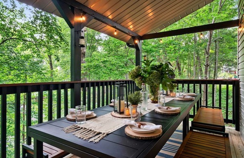 Chalet Village Cabin | Holiday Paradise|5 Min to Downtown|Movie Room