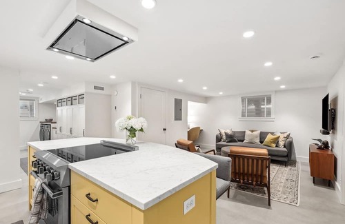 Wallingford Apartment | Stunning Remodeled Seattle/Greenlake 2 Bed/1 Bath Apart in quiet neighborhood