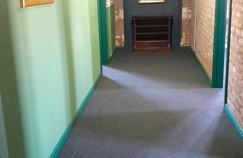 Boulder House | Boulder Boutique Accommodation, Heart of Boulder easy walk to cafe's, Local pub.