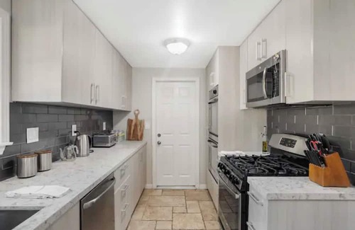 Granada Hills North House | Privet Country Club House 4bed 3bath Office, WiFi, Fitness, Pool, Spa in L.A.