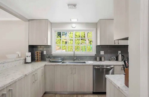 Granada Hills North House | Privet Country Club House 4bed 3bath Office, WiFi, Fitness, Pool, Spa in L.A.