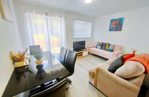 Weston on Trent House | Coventry Comfort: 5-Bedroom Home