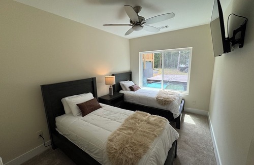 Epworth Cabin | Modern Mountain Chalet! Pet Friendly, Free WiFi, Sleeps 10!