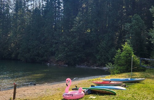Pitt Meadows Cabin | Spacious 7-bedroom cabin in enjoyable Pitt Lake, BC