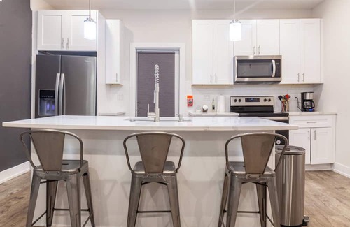 North Philadelphia East Apartment | 4Bed/4Bath+Crib+Arcade+W/D+Desk+Central