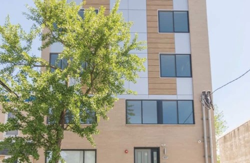 North Philadelphia East Apartment | 4Bed/4Bath+Crib+Arcade+W/D+Desk+Central