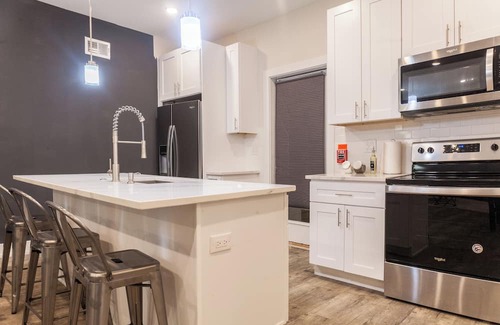 North Philadelphia East Apartment | 4Bed/4Bath+Crib+Arcade+W/D+Desk+Central
