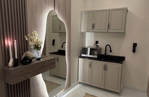 Al Aqiq Apartment | Chic Studio with Luxurious Amenities & Ideal Location in Riyadh - LP4