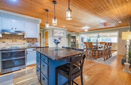 Enchanted Oaks House | Charming Boutique Lakefront Getaway - Cedar Creekn