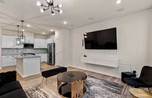 Southeast Raleigh House | Luxury/Modern Townhome Close To Downtown Raleigh - GREAT FOR TRAVEL NURSES
