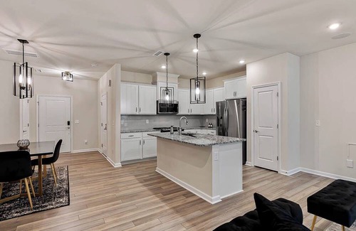 Southeast Raleigh House | Luxury/Modern Townhome Close To Downtown Raleigh - GREAT FOR TRAVEL NURSES