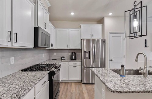 Southeast Raleigh House | Luxury/Modern Townhome Close To Downtown Raleigh - GREAT FOR TRAVEL NURSES