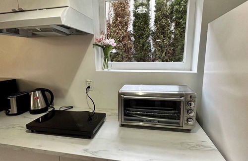 North Vancouver House | Charming 1-bedroom basement suit in lovely North Vancouver with WiFi