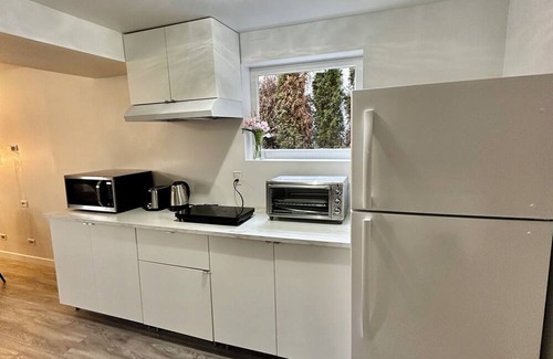 North Vancouver House | Charming 1-bedroom basement suit in lovely North Vancouver with WiFi