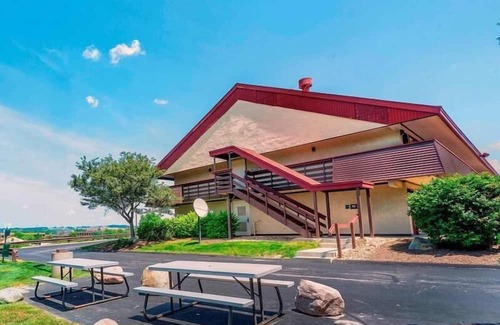 Downtown Cleveland Apartment | 4 Spacious Rooms in DT Cleveland - Walk to Night Entertainment and Stadiums