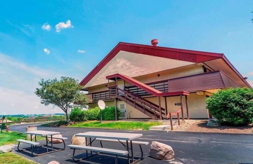 Downtown Cleveland Apartment | Experience Comfort and Convenience at this Sleek Room w/Central Location