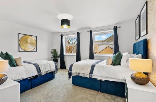 Patchway House | Urban Oasis: Luxe Bristol Home-Sleeps 14-Parking