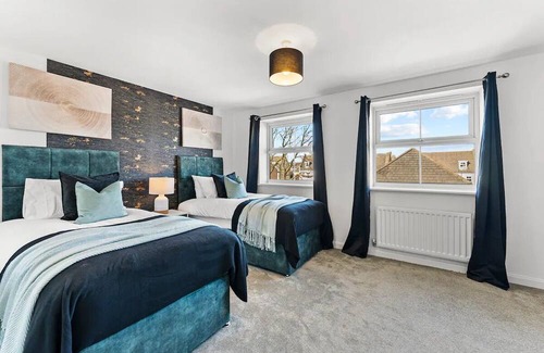 Patchway House | Urban Oasis: Luxe Bristol Home-Sleeps 14-Parking