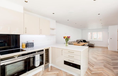 Tiddington House | CV37 7FA 9 Sid Courtney Way, Tiddington · Large & Modern 4Bed Family Home | Pass The Keys