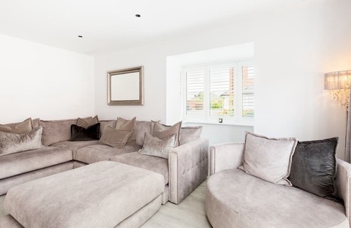 Tiddington House | CV37 7FA 9 Sid Courtney Way, Tiddington · Large & Modern 4Bed Family Home | Pass The Keys